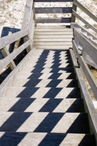 Ostsee, Nationalpark Vorpommersche Boddenlandschaft, Holztreppe, Struktur durch Licht und Schatten Ostsee, Nationalpark Vorpommersche Boddenlandschaft, Holztreppe, Struktur durch Licht und Schatten